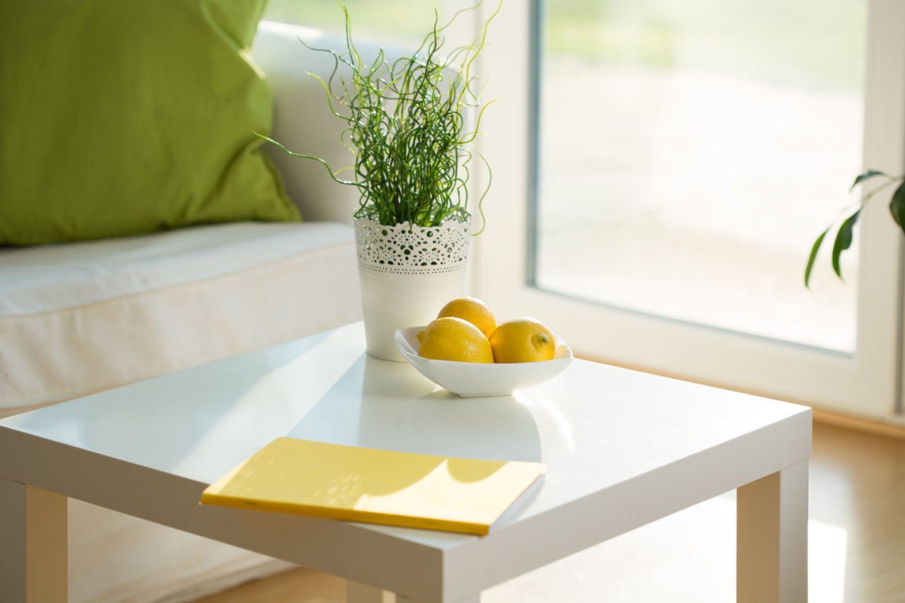 mesa con naranjas encimas